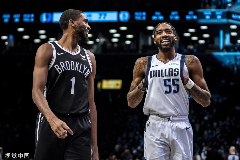 足球员接近 足球员接近